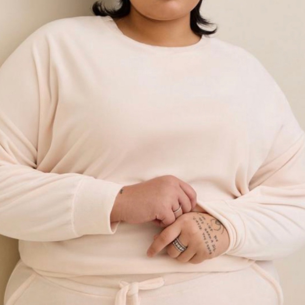 🆕 Velour Long Sleeve Relaxed Lounge Sweatshirt 3 3X 22 24 NWT Torrid New! Cream
